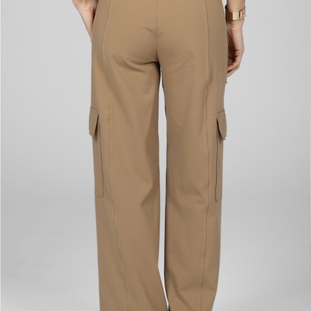 KiraGrace CARGO POCKET WIDE LEG PANT
BRITISH KHAKI size Medium New with tags